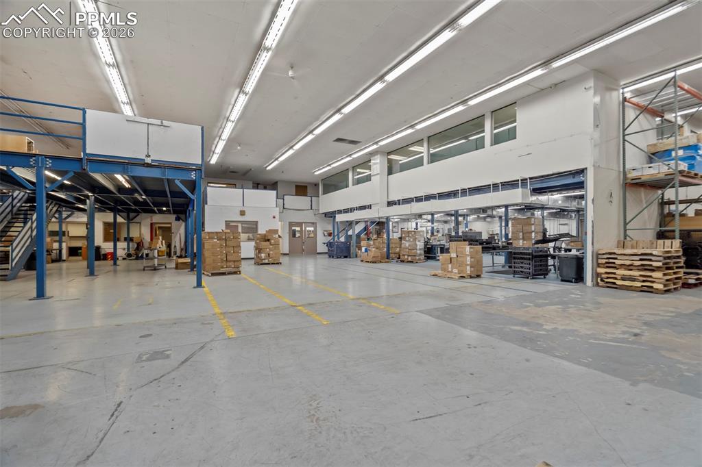 Image 15 of 50: Garage