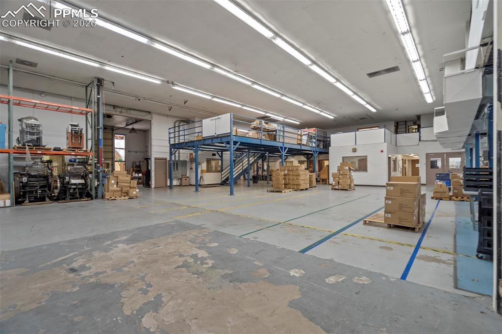 Image 16 of 50: Garage