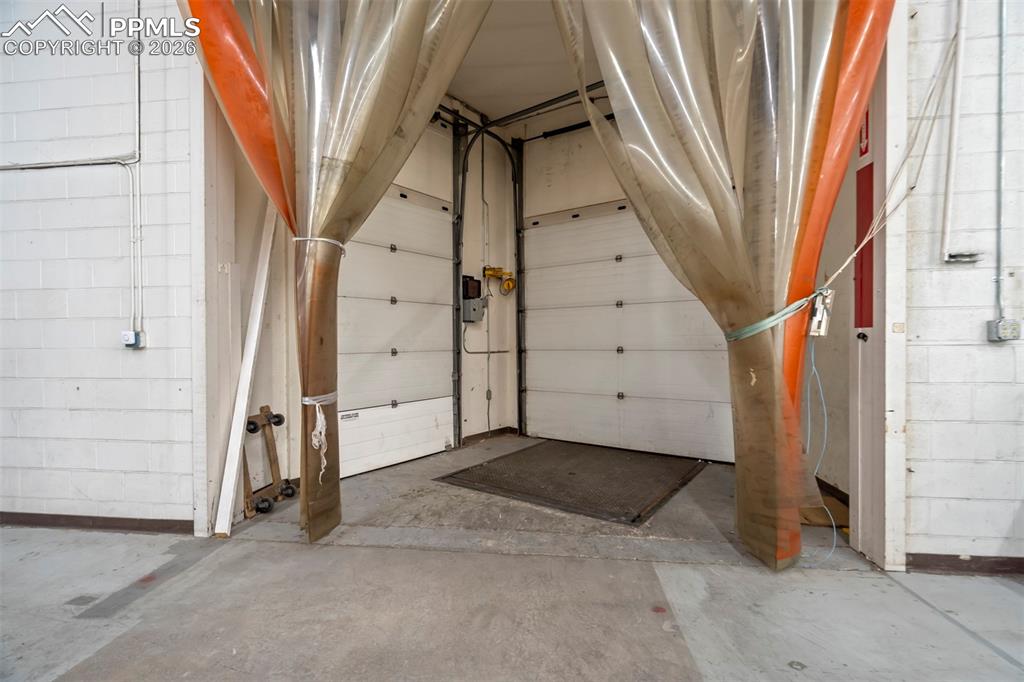 Image 17 of 50: Garage