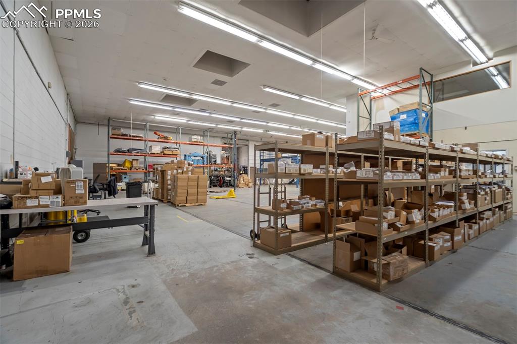 Image 18 of 50: Garage