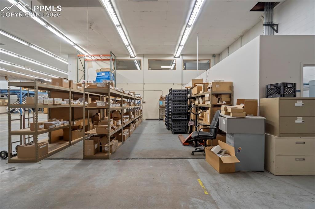 Image 19 of 50: Garage