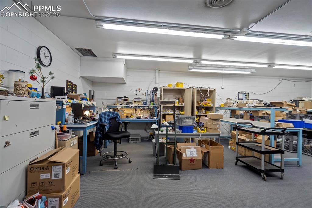 Image 25 of 50: Garage