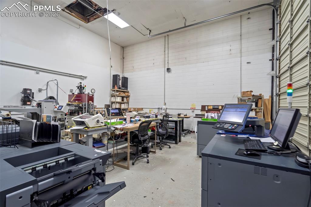 Image 28 of 50: Office