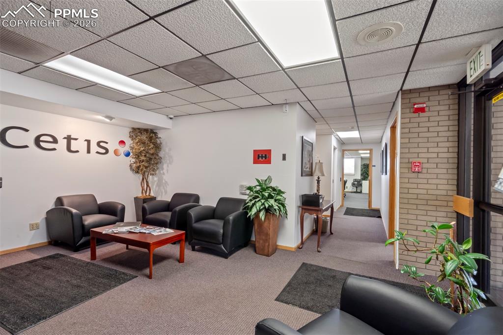 Image 3 of 50: Lobby