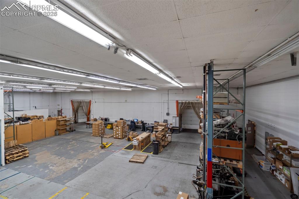 Image 36 of 50: Garage