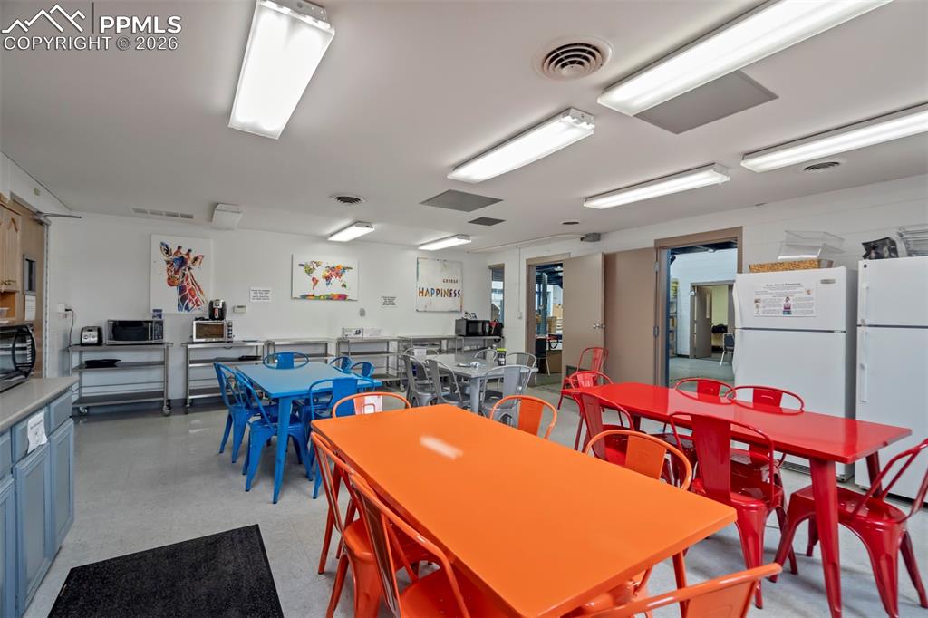 Image 8 of 50: Dining Area