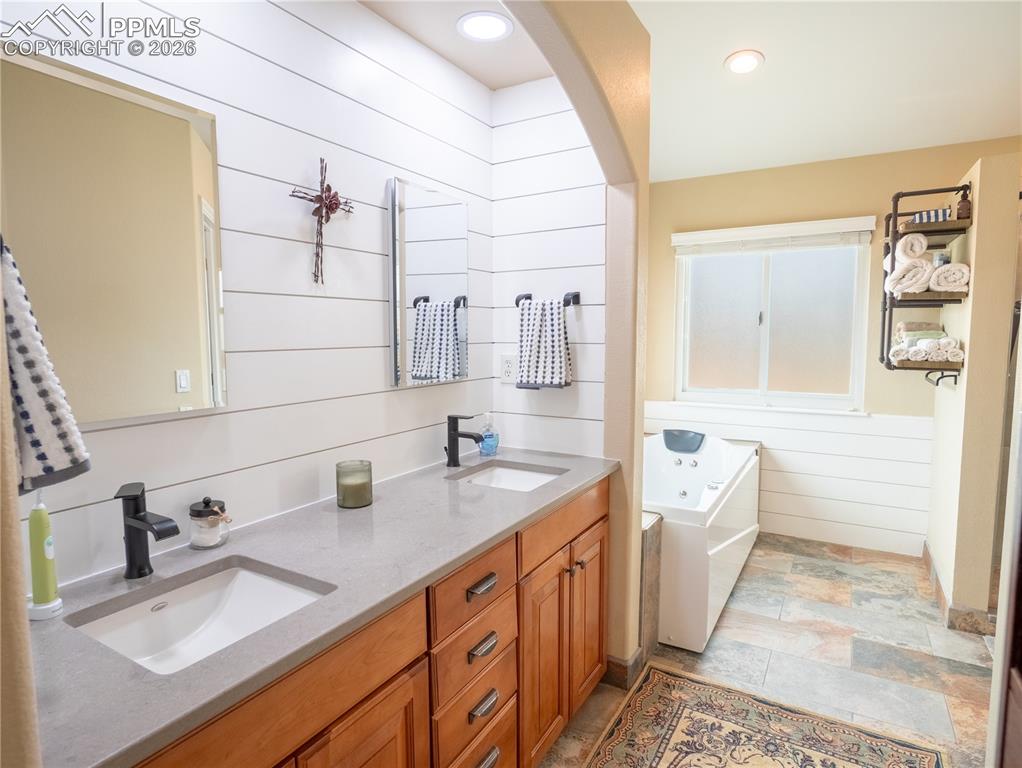 Image 16 of 50: Bathroom