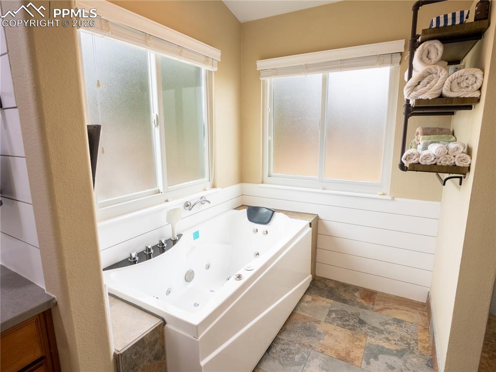 Image 17 of 50: Bathroom