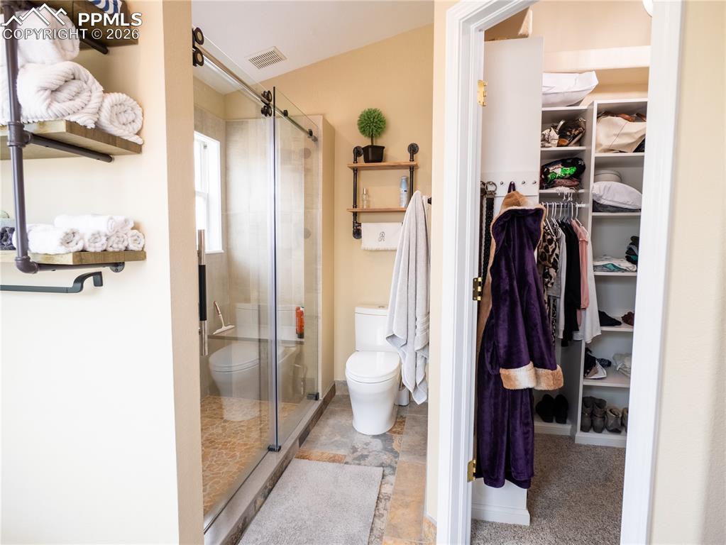 Image 18 of 50: Bathroom