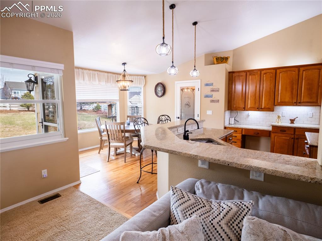 Image 21 of 50: Kitchen