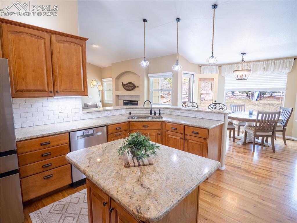 Image 22 of 50: Kitchen