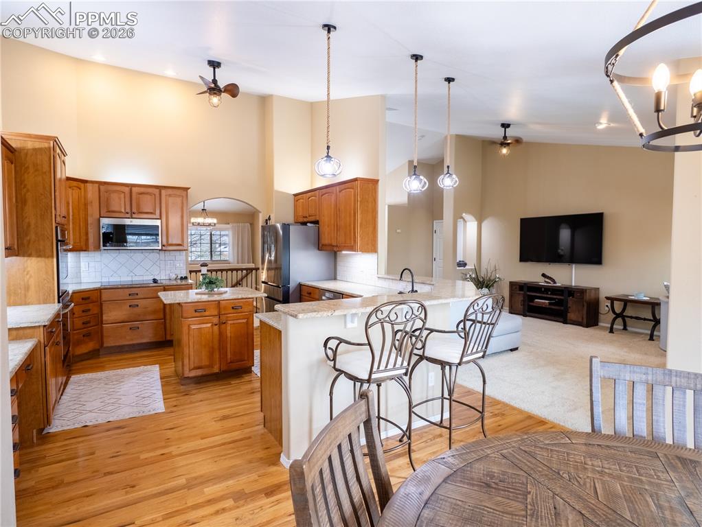 Image 23 of 50: Kitchen