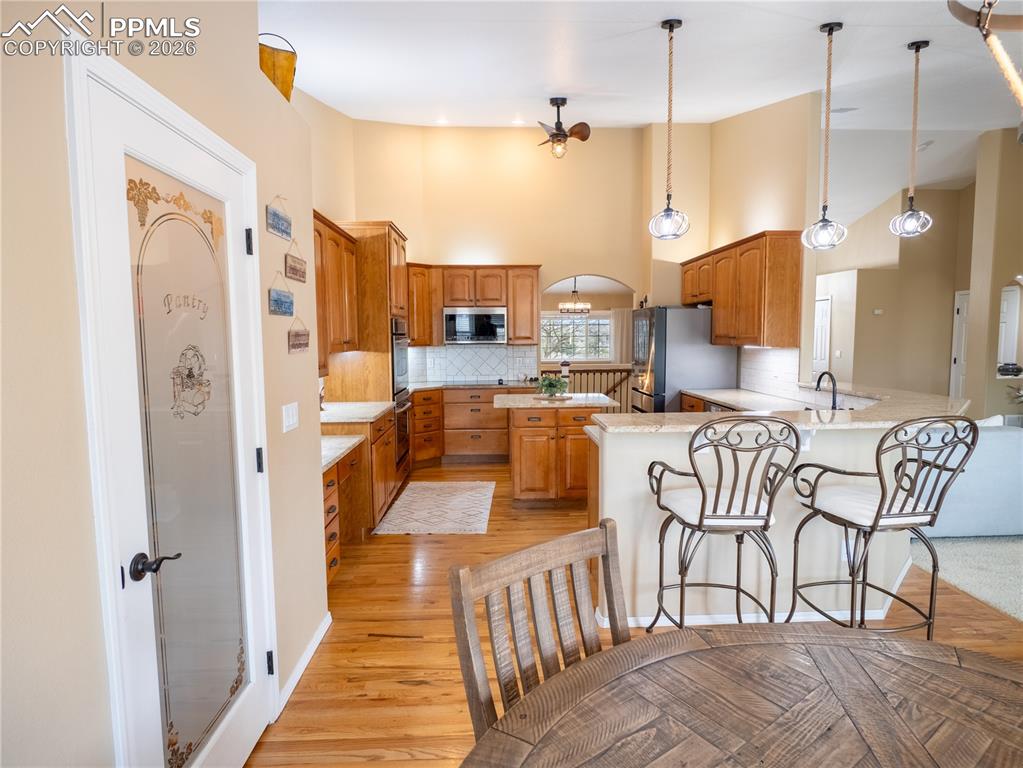 Image 24 of 50: Kitchen