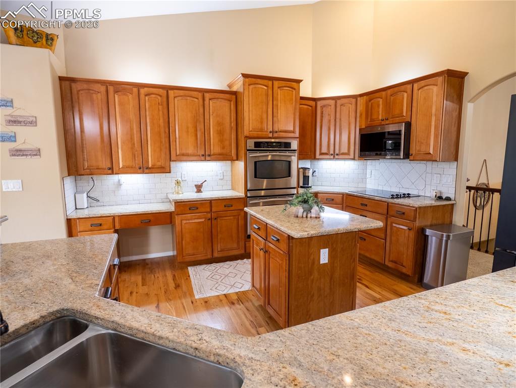 Image 25 of 50: Kitchen