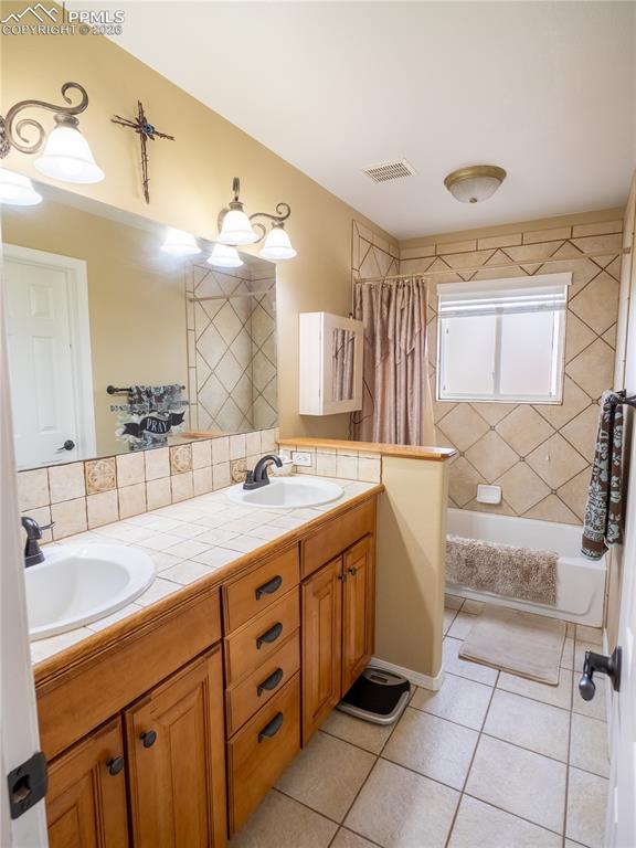 Image 28 of 50: Bathroom