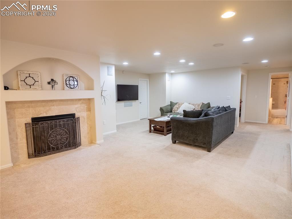 Image 33 of 50: Living Room