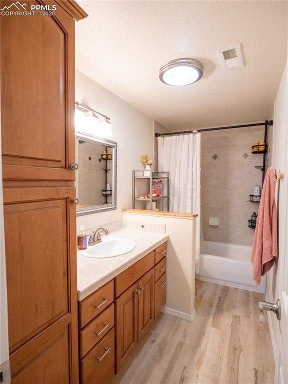 Image 41 of 50: Bathroom