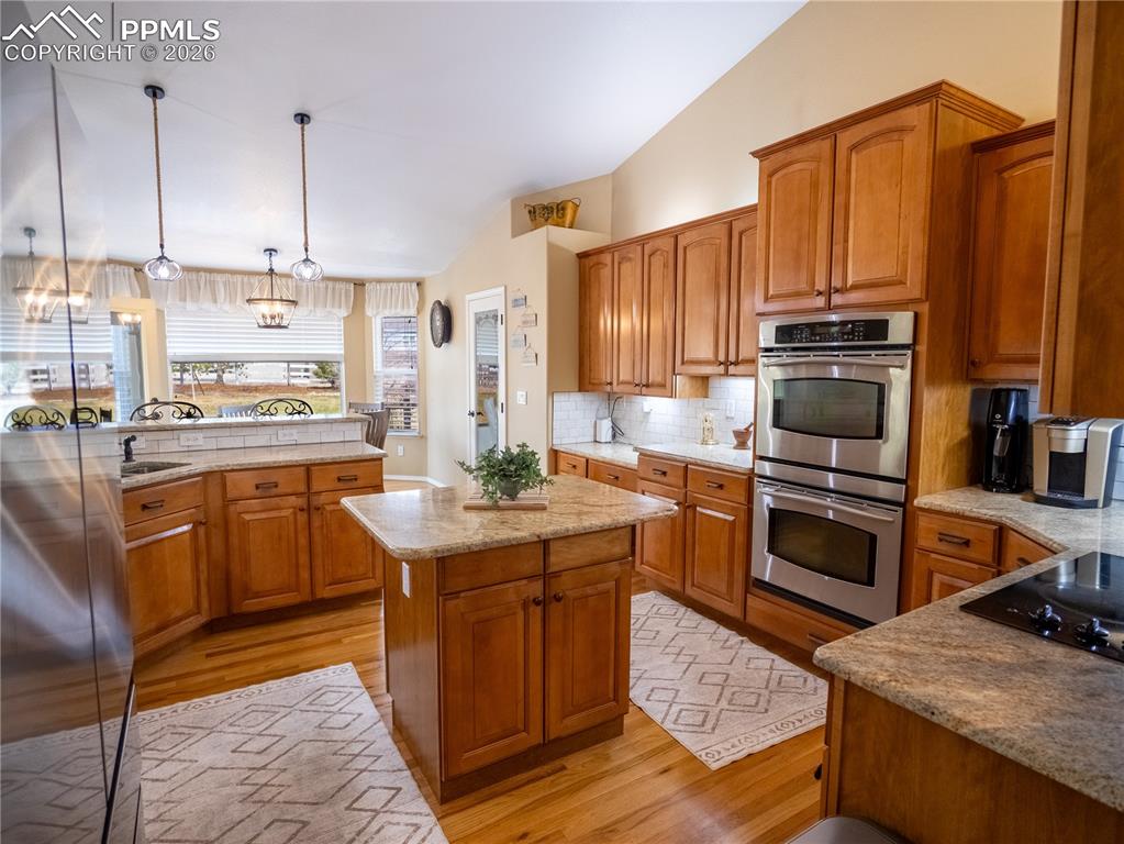 Image 7 of 50: Kitchen