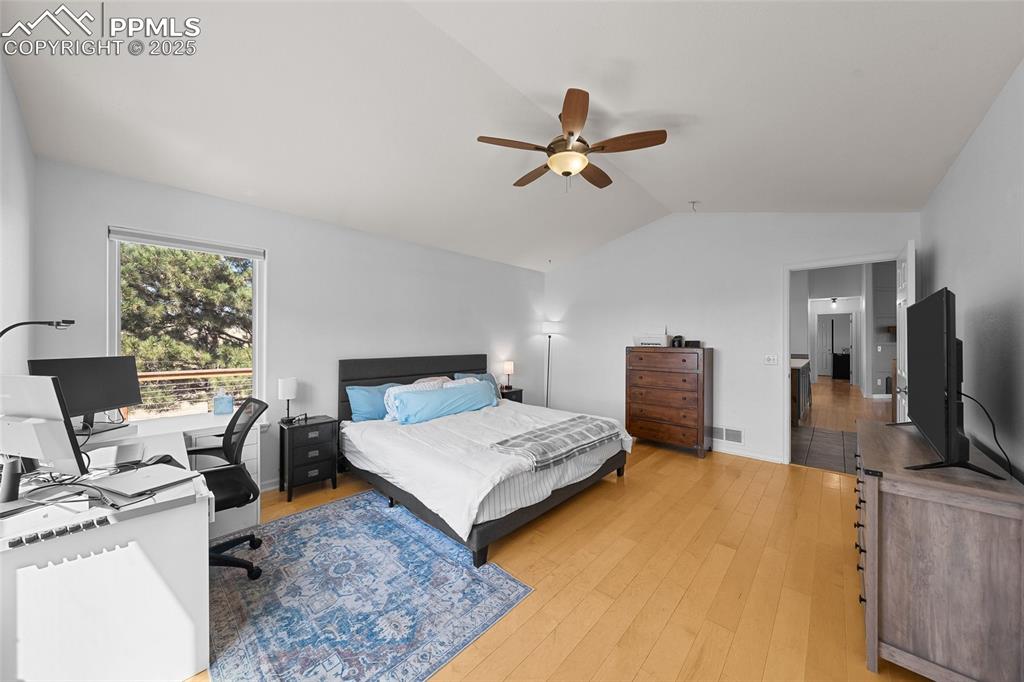 Image 17 of 46: Bedroom
