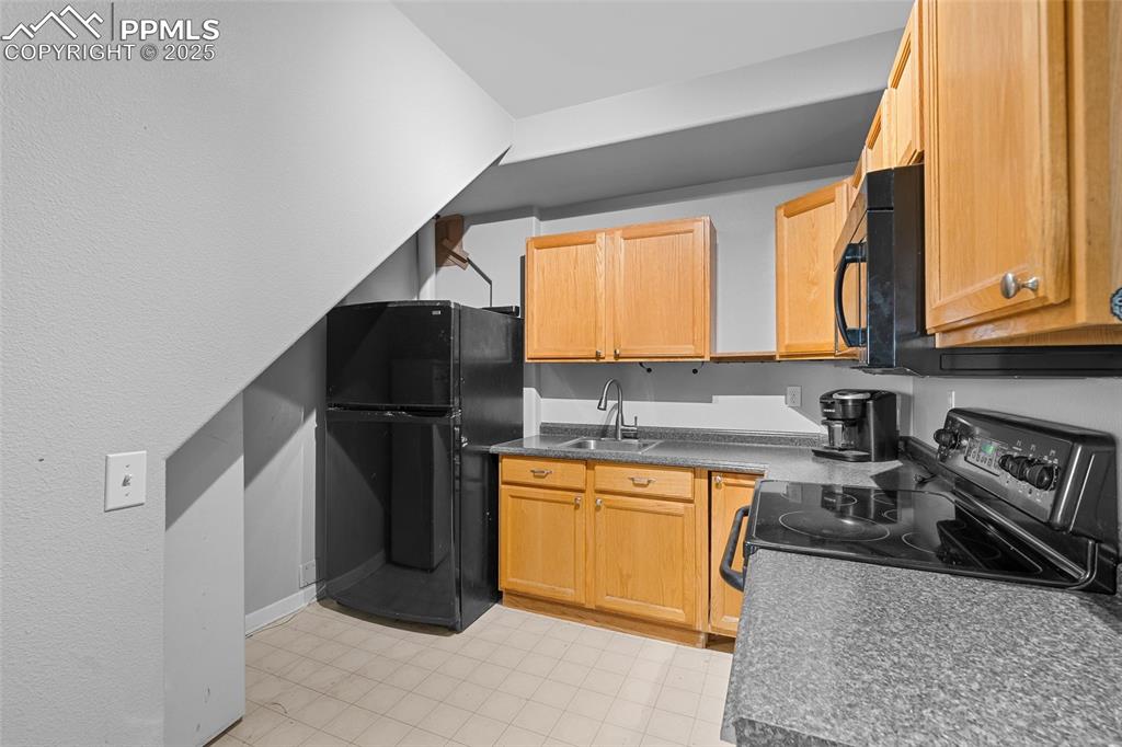 Image 27 of 46: Kitchen