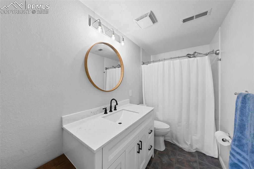 Image 31 of 46: Bathroom