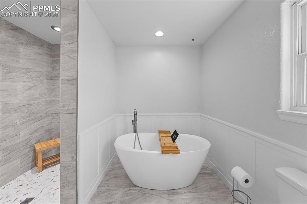 Image 4 of 46: Bathroom