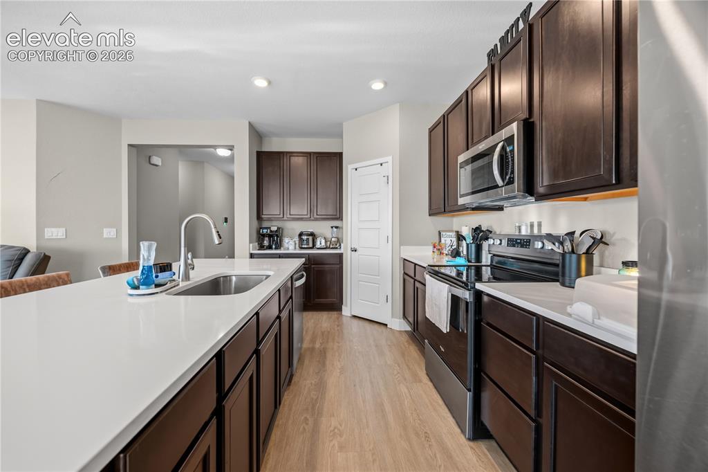 Image 16 of 40: Kitchen