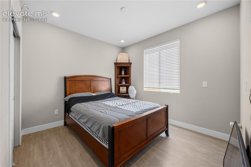 Image 7 of 40: Bedroom
