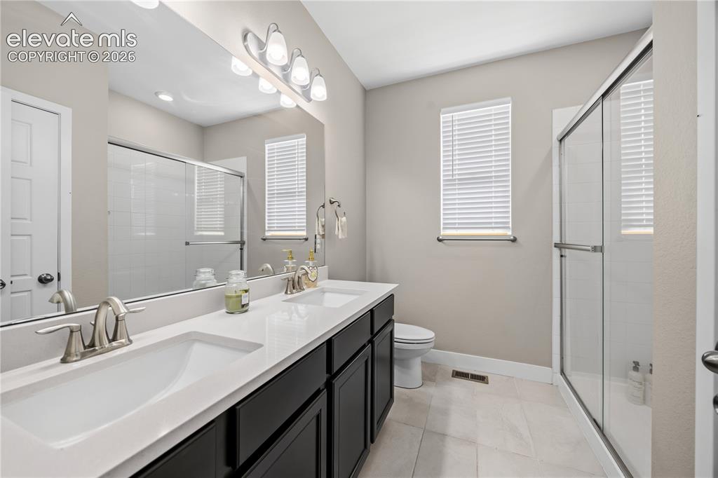 Image 9 of 40: Bathroom