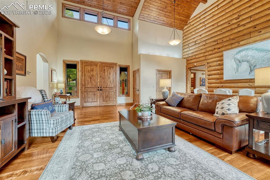 Image 14 of 50: Living Room