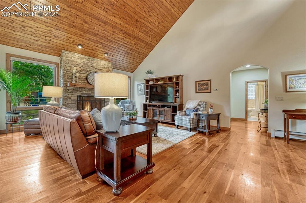 Image 15 of 50: Living Room