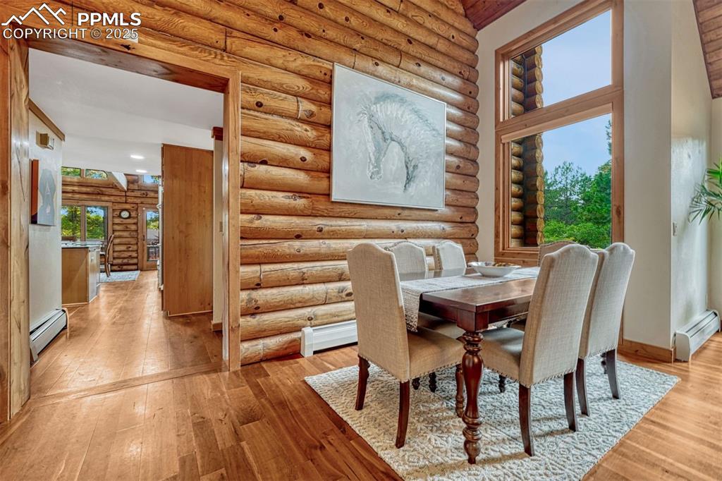 Image 16 of 50: Dining Area
