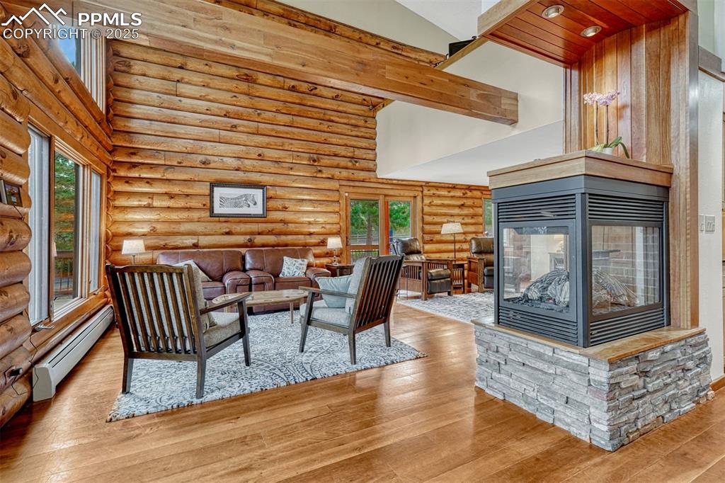 Image 19 of 50: Living Room
