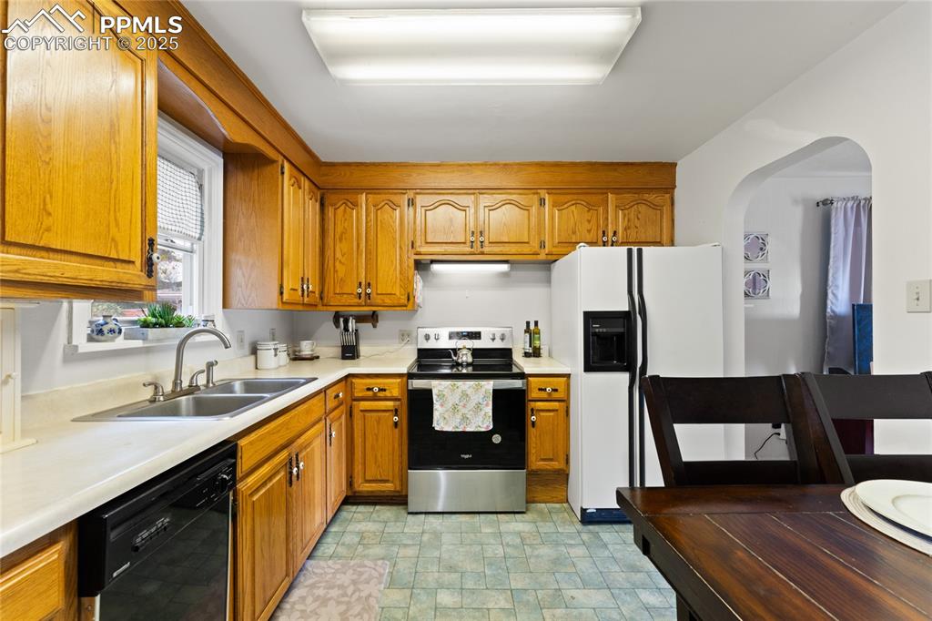 Image 10 of 22: Kitchen