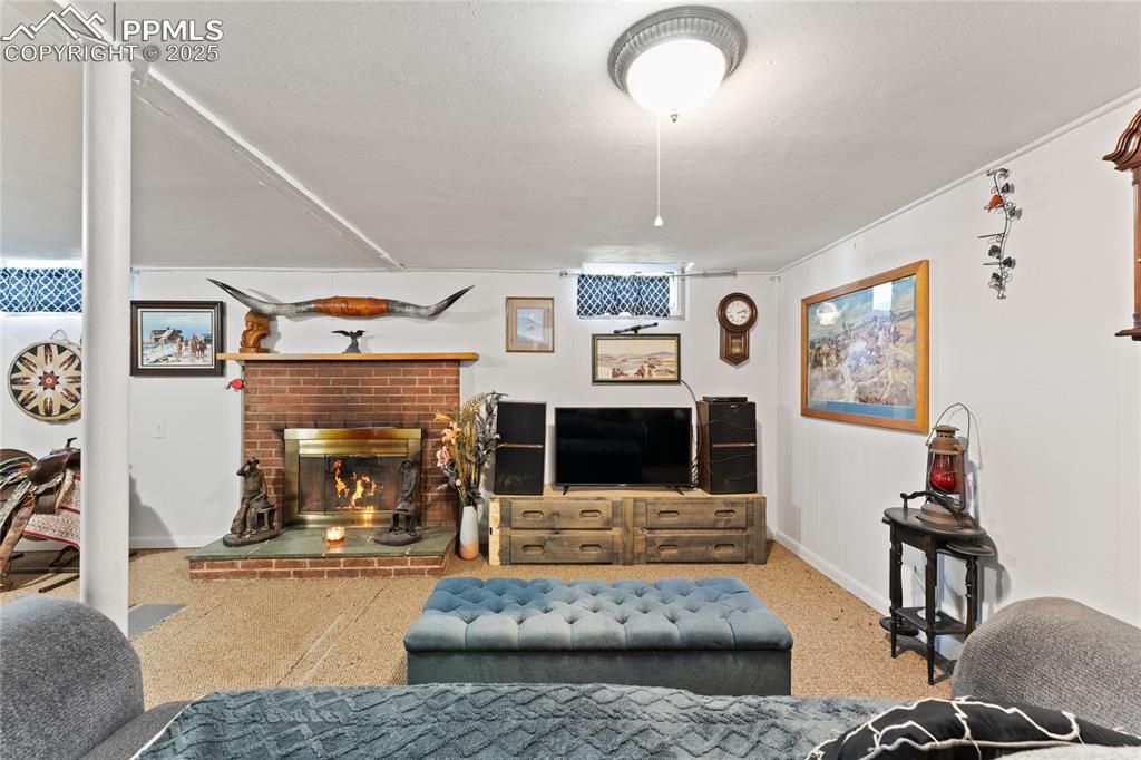 Image 16 of 22: Living Room