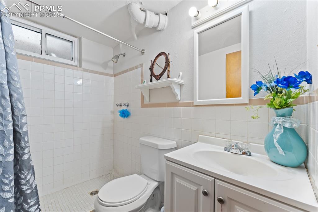 Image 18 of 22: Bathroom
