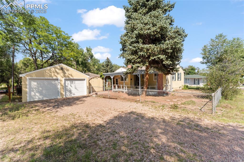 Image 19 of 22: Garage
