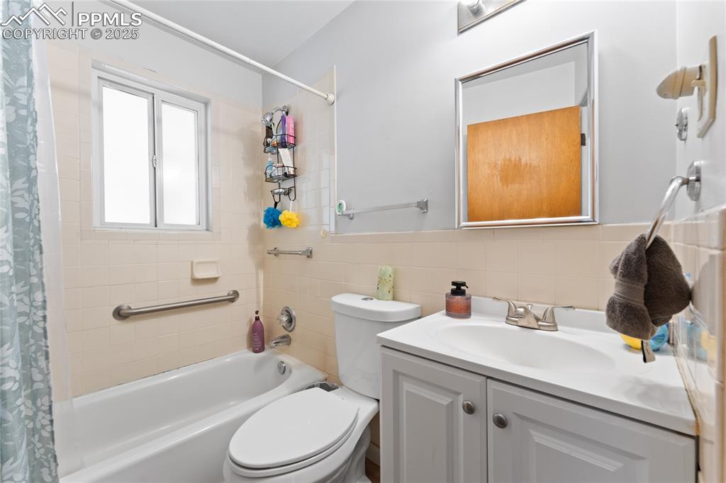Image 7 of 22: Bathroom