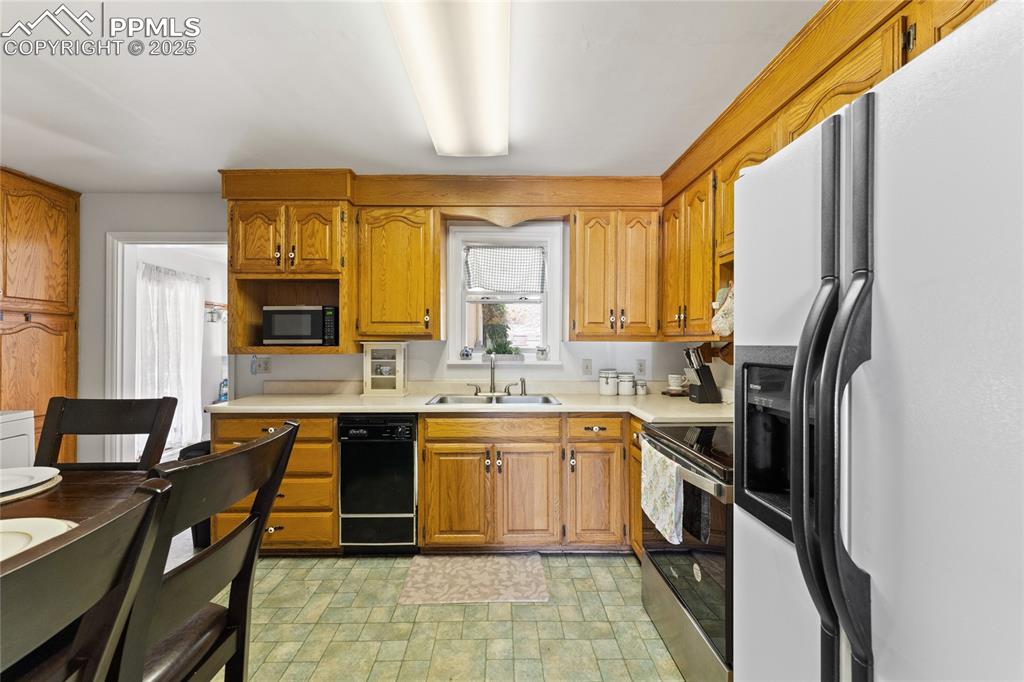 Image 9 of 22: Kitchen