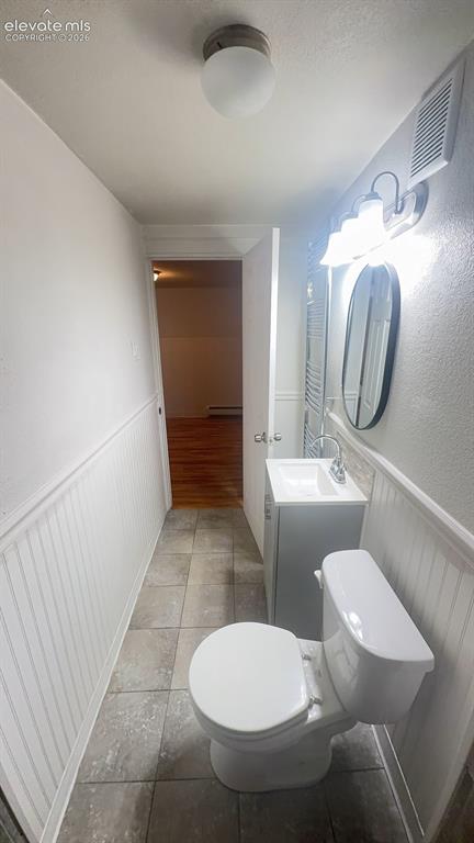 Image 12 of 14: Bathroom