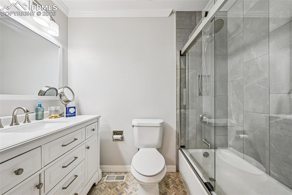 Image 31 of 41: Luxurious hall bath