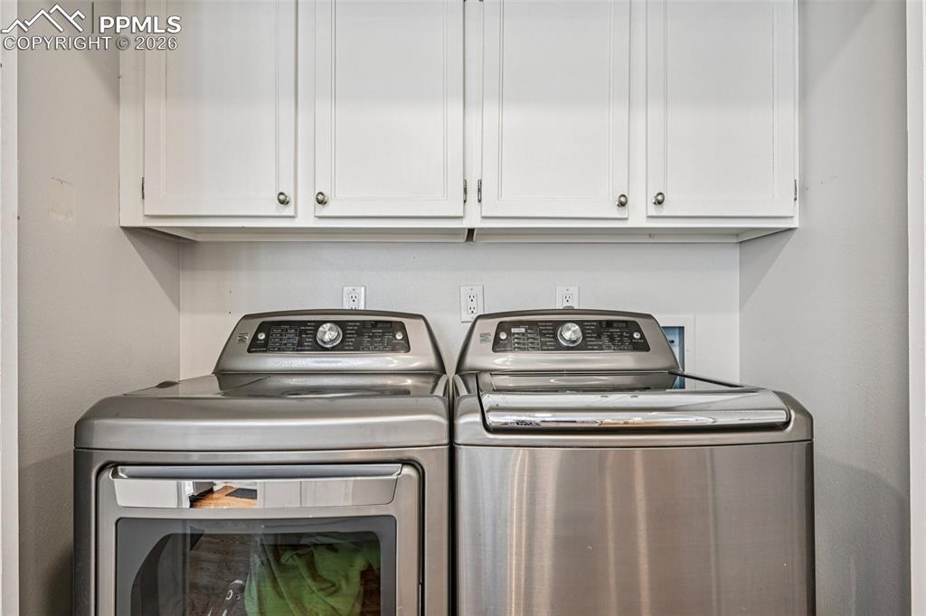 Image 34 of 41: Main level living - laundry too!