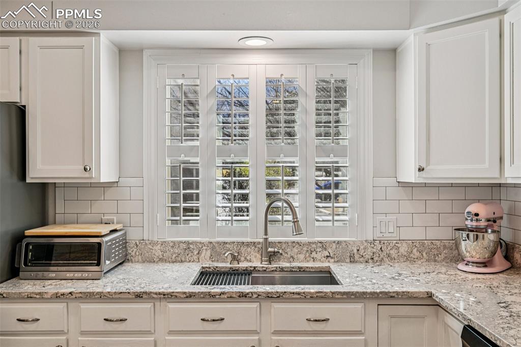 Image 7 of 41: Bright, sunny and cheerful