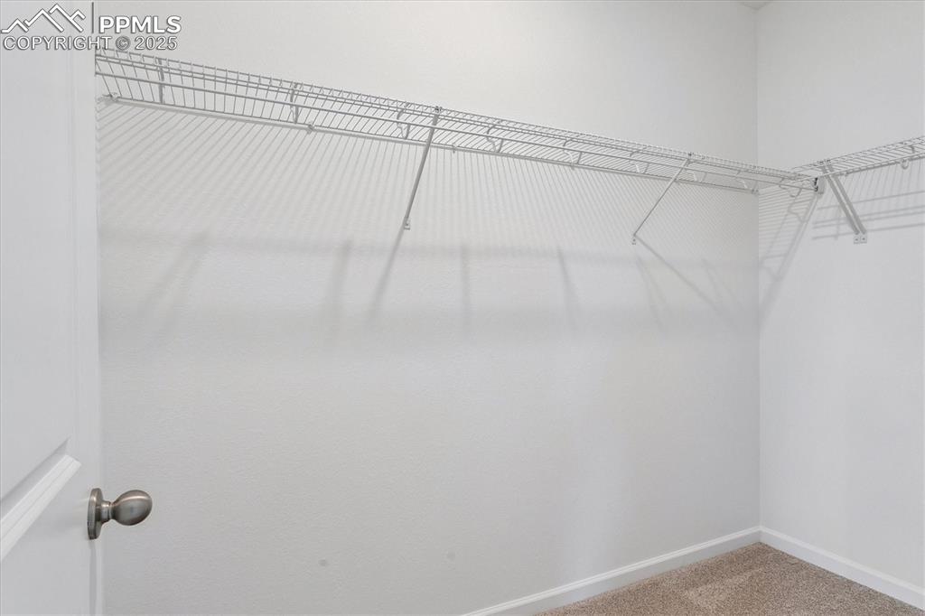 Image 19 of 22: Closet