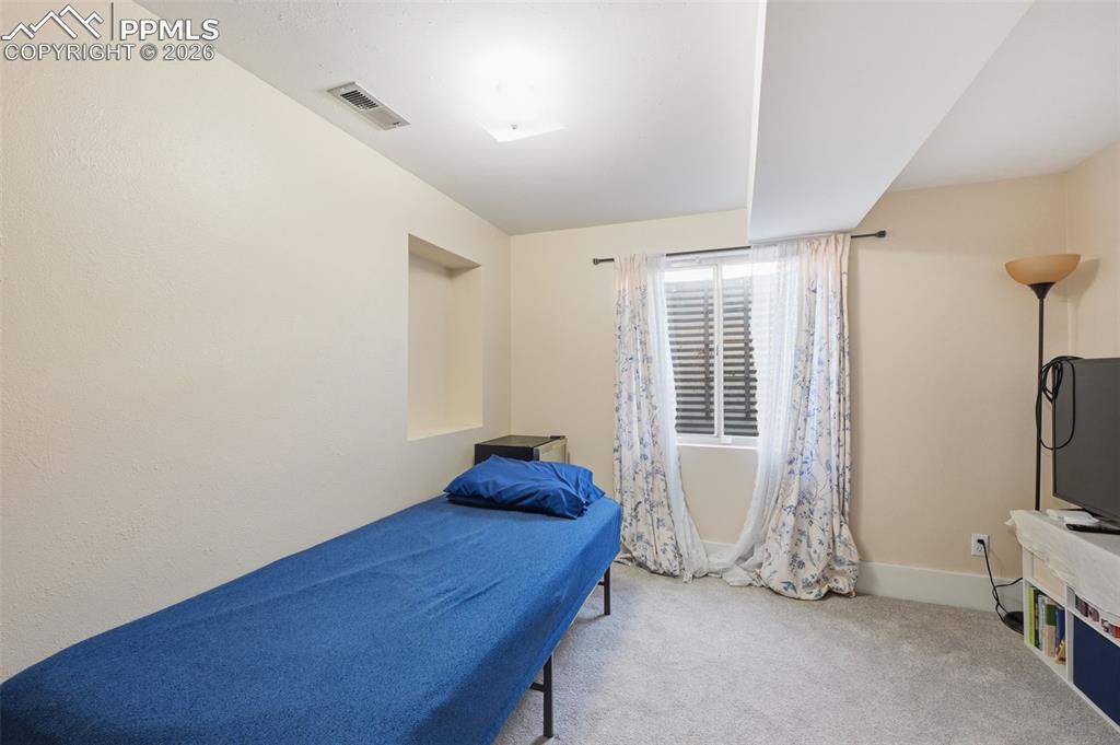 Image 16 of 21: Bedroom