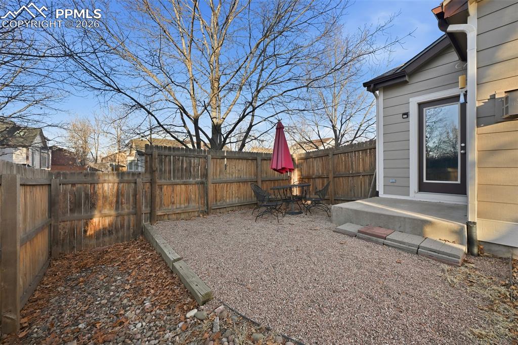 Image 20 of 21: Yard