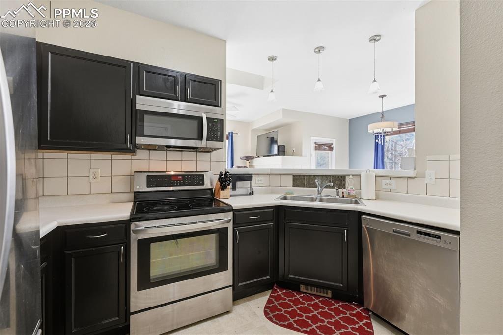 Image 9 of 21: Kitchen