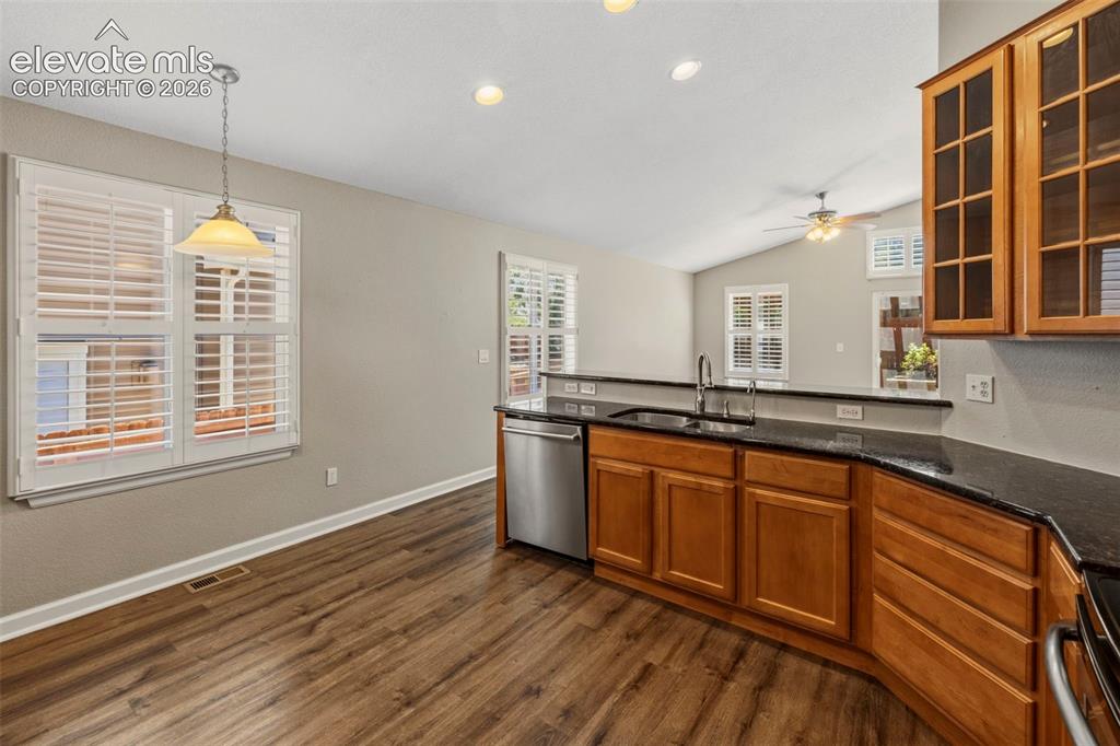 Image 8 of 50: Dining Room