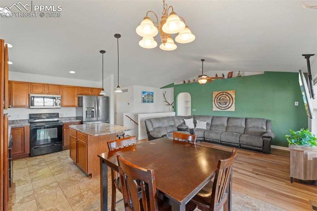Image 16 of 46: Dining Area