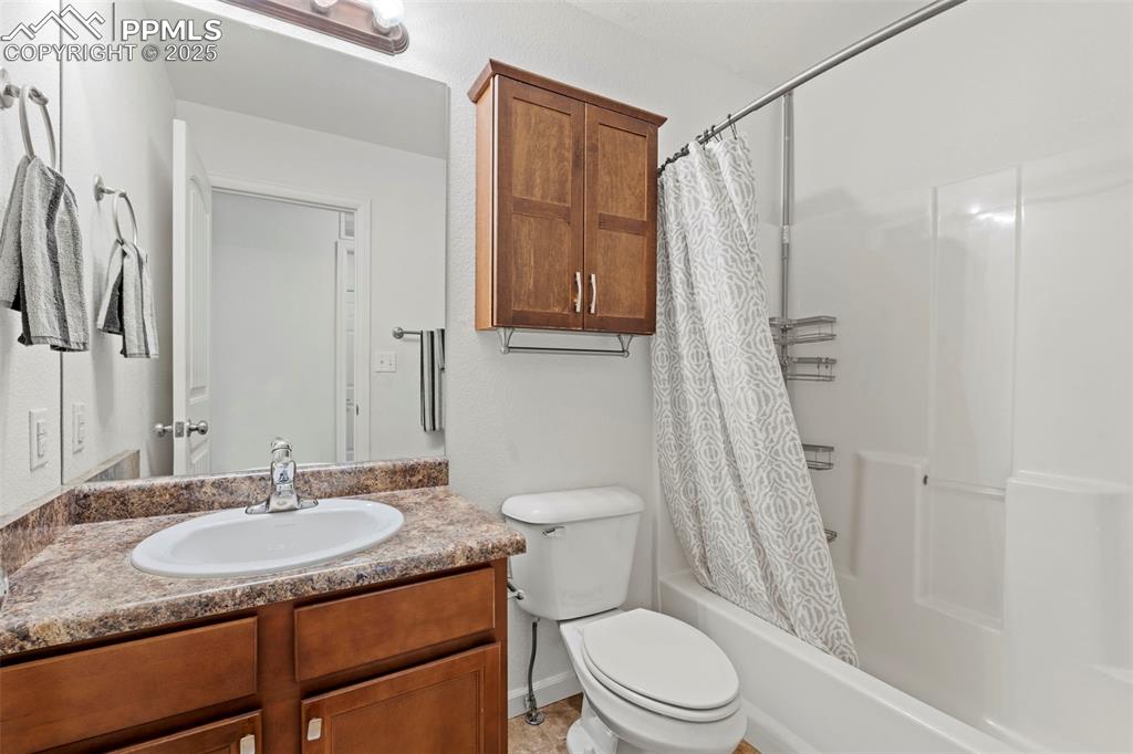 Image 23 of 46: Bathroom